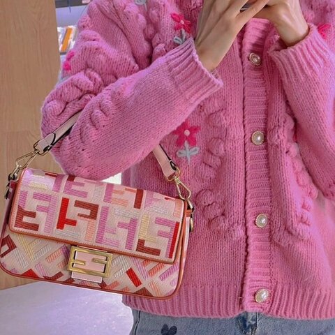 FENDI 情人節限定粉色老花手提肩背斜背包28*16*6.5 98新配件塵袋