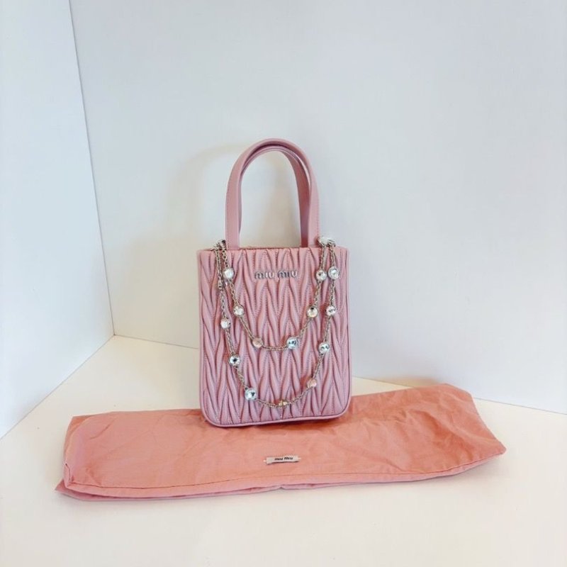 MiuMiu 新款粉色 鑽石皺摺mini tote琴譜包 16*18*5 99新配件塵袋-1