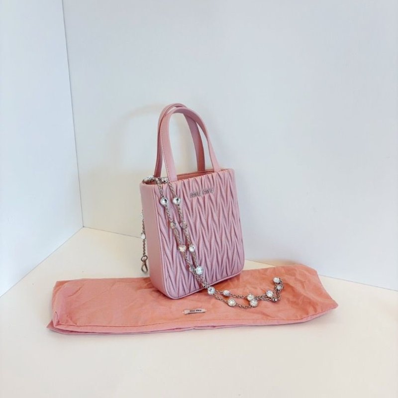 MiuMiu 新款粉色 鑽石皺摺mini tote琴譜包 16*18*5 99新配件塵袋-2