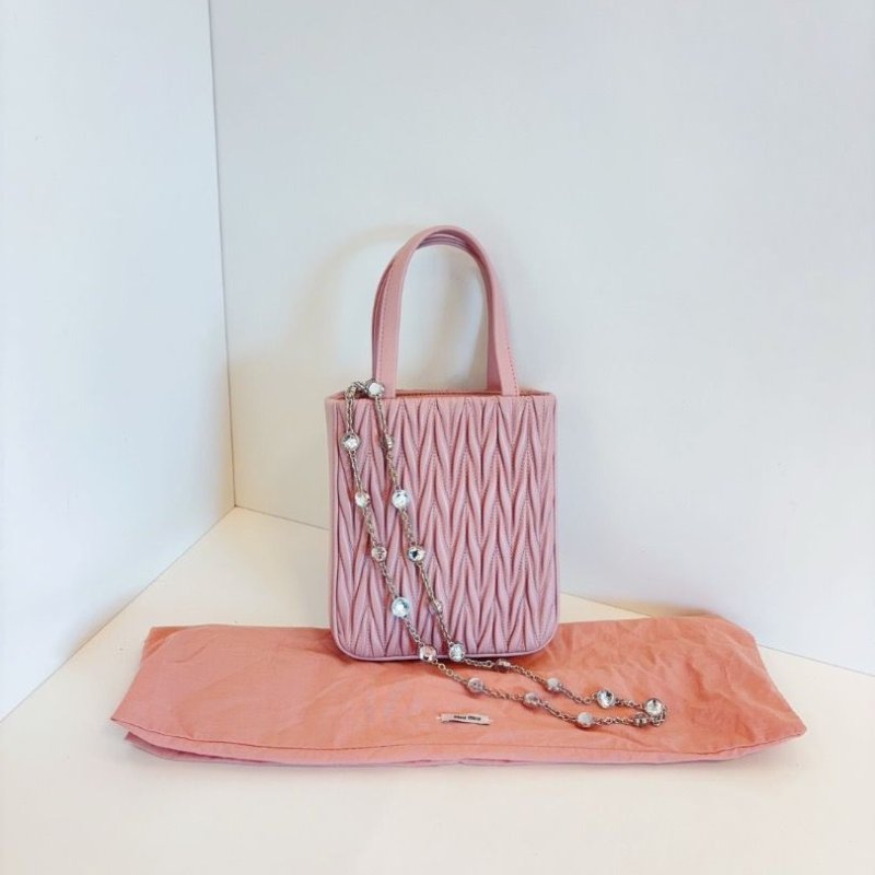 MiuMiu 新款粉色 鑽石皺摺mini tote琴譜包 16*18*5 99新配件塵袋-3