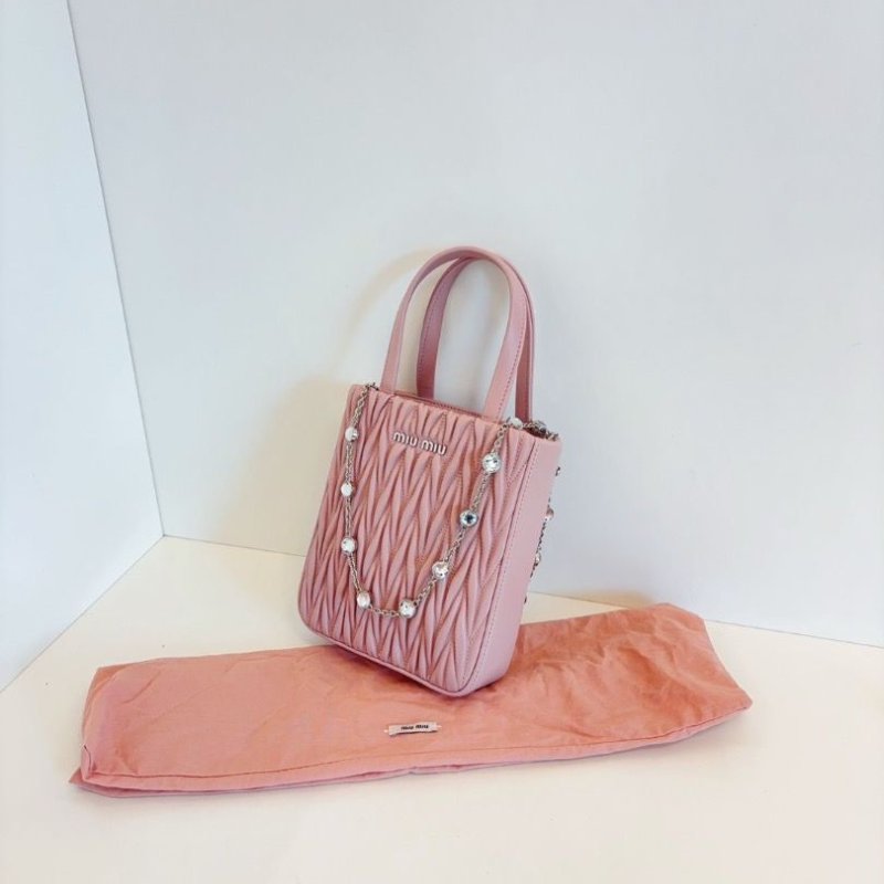 MiuMiu 新款粉色 鑽石皺摺mini tote琴譜包 16*18*5 99新配件塵袋-5