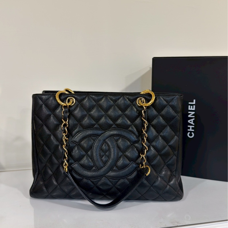 經典實用款😍99新🆕Chanel黑金荔枝牛皮GST托特包單肩包-10