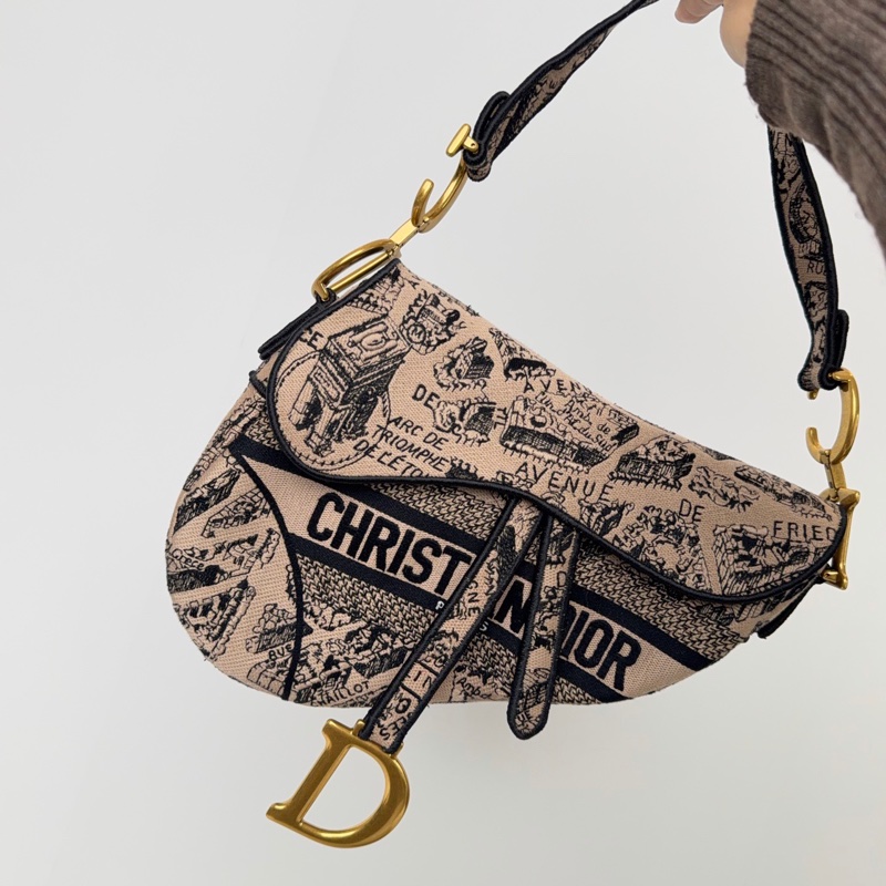 【近新閒置品】Dior迪奧23年巴黎地圖丹寧限量款奶茶色刺繡馬鞍包中號手提單肩包-0