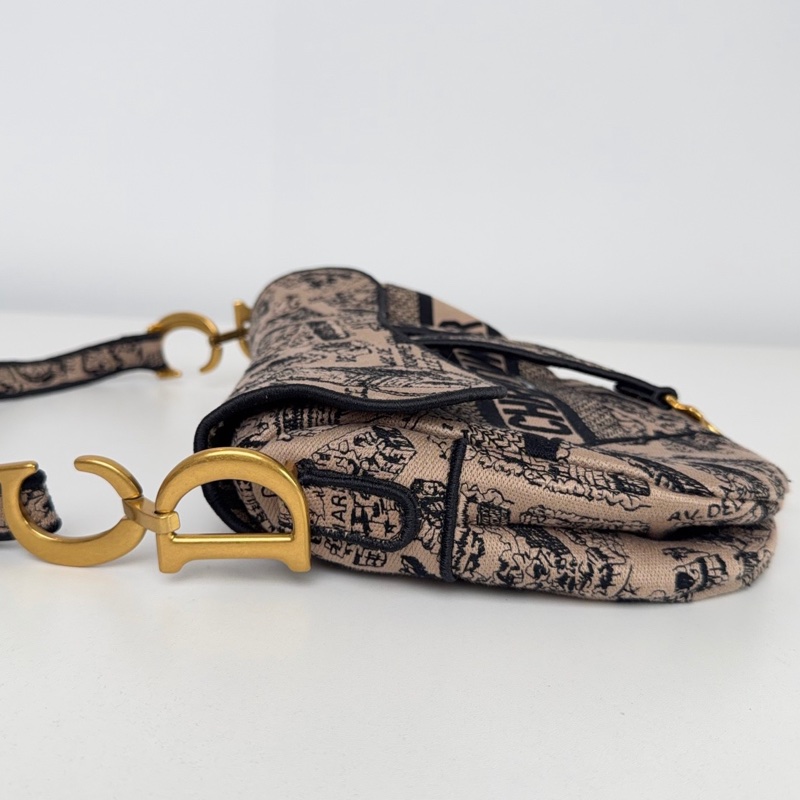【近新閒置品】Dior迪奧23年巴黎地圖丹寧限量款奶茶色刺繡馬鞍包中號手提單肩包-6