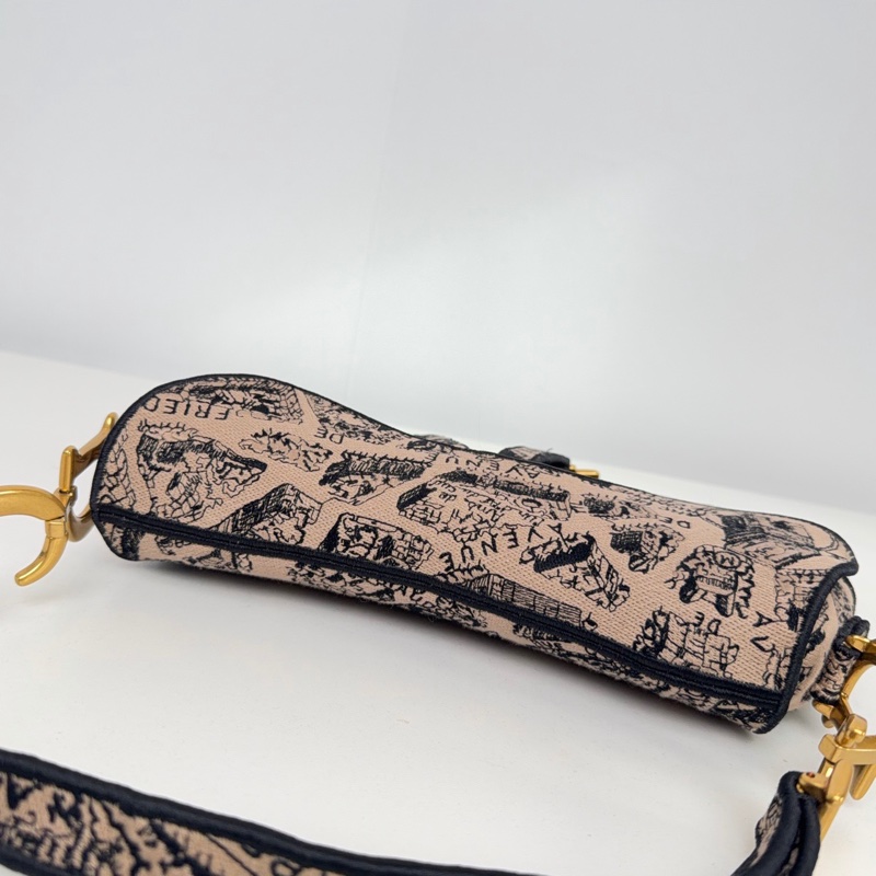 【近新閒置品】Dior迪奧23年巴黎地圖丹寧限量款奶茶色刺繡馬鞍包中號手提單肩包-8