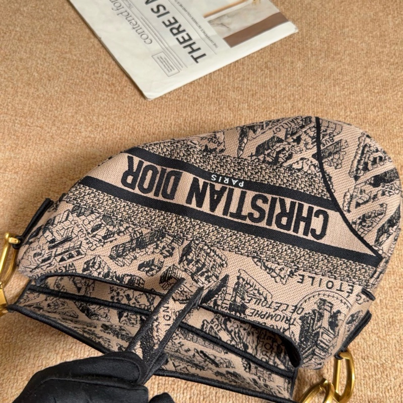 【近新閒置品】Dior迪奧23年巴黎地圖丹寧限量款奶茶色刺繡馬鞍包中號手提單肩包-10