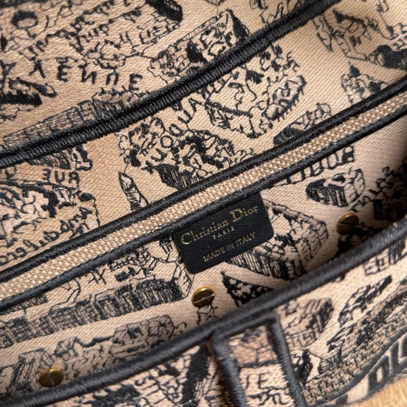 【近新閒置品】Dior迪奧23年巴黎地圖丹寧限量款奶茶色刺繡馬鞍包中號手提單肩包-12