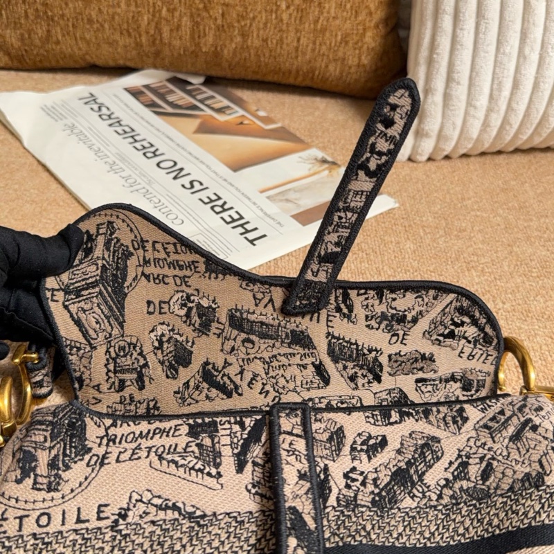 【近新閒置品】Dior迪奧23年巴黎地圖丹寧限量款奶茶色刺繡馬鞍包中號手提單肩包-13