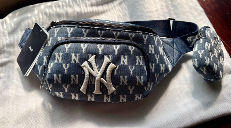 全新正韓MLB牛仔滿版logo刺繡二合一腰包胸口包-0