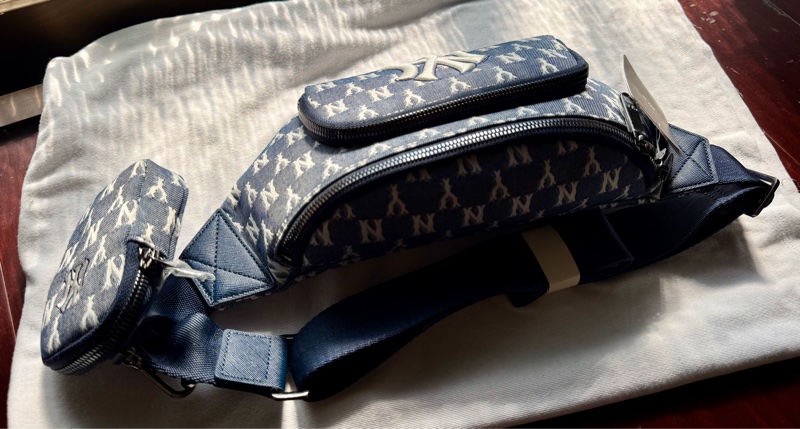 全新正韓MLB牛仔滿版logo刺繡二合一腰包胸口包-4