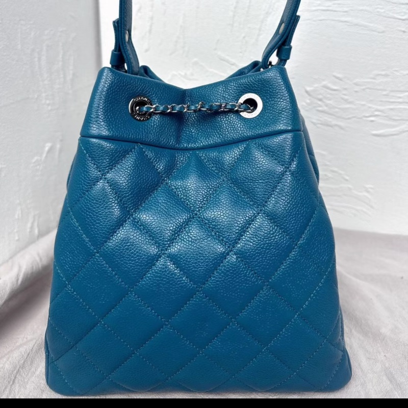 CHANEL 16B水桶包 藍色荔枝皮 28開銀扣 兩側有口袋 抽繩手柄 經典百搭款-1