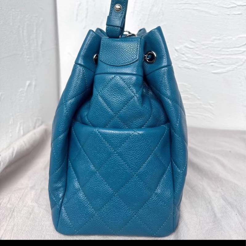 CHANEL 16B水桶包 藍色荔枝皮 28開銀扣 兩側有口袋 抽繩手柄 經典百搭款-2