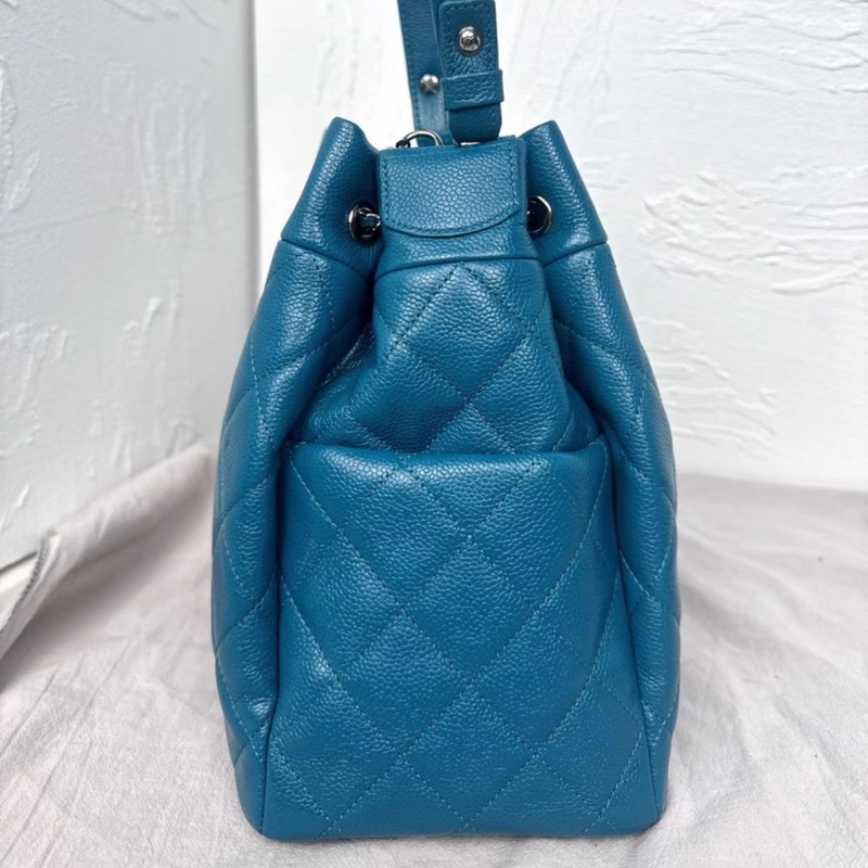 CHANEL 16B水桶包 藍色荔枝皮 28開銀扣 兩側有口袋 抽繩手柄 經典百搭款-3