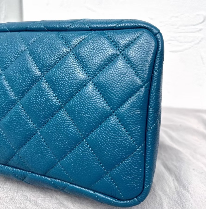 CHANEL 16B水桶包 藍色荔枝皮 28開銀扣 兩側有口袋 抽繩手柄 經典百搭款-4