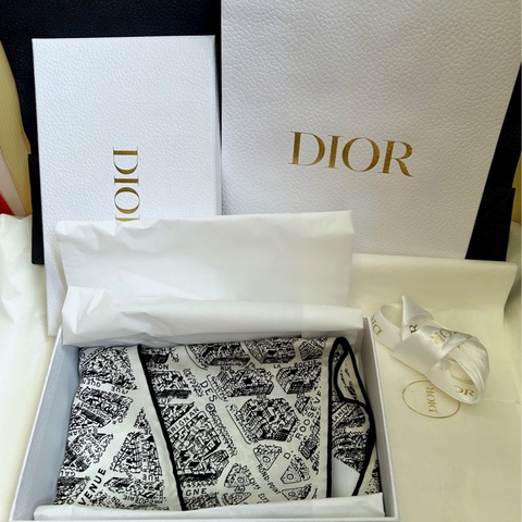 Dior(經典Plan de Paris 印花圖騰）菱形絲巾👩🏻‍🦰雙面黑白絲綢斜紋布設計，點綴Dior顯得優雅時尚