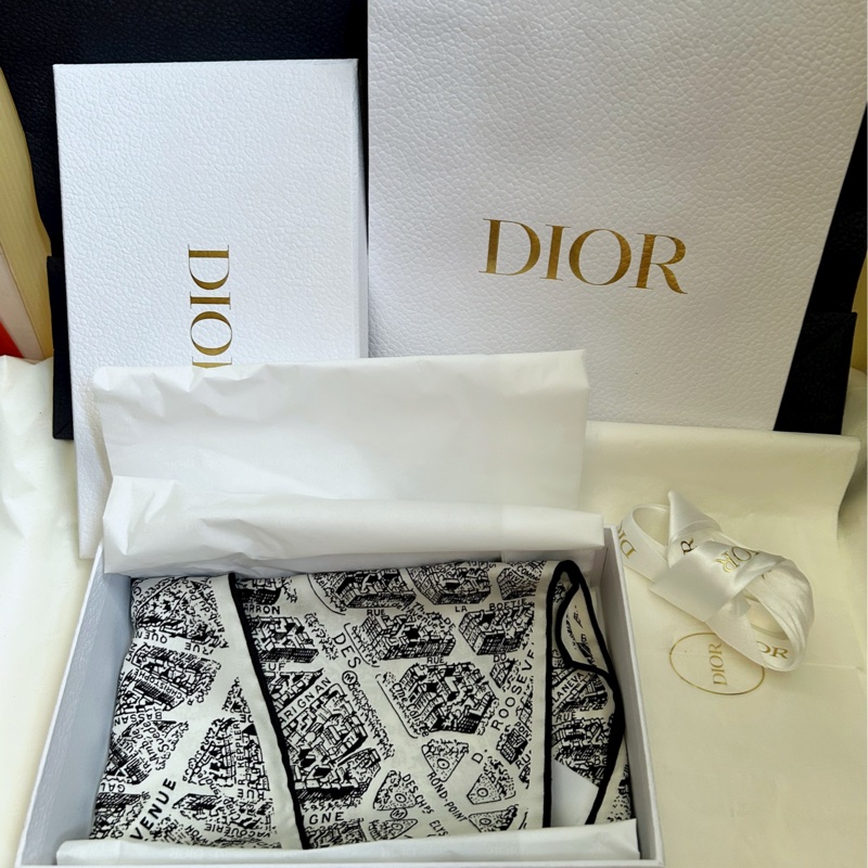 Dior(經典Plan de Paris 印花圖騰）菱形絲巾👩🏻‍🦰雙面黑白絲綢斜紋布設計，點綴Dior顯得優雅時尚-0