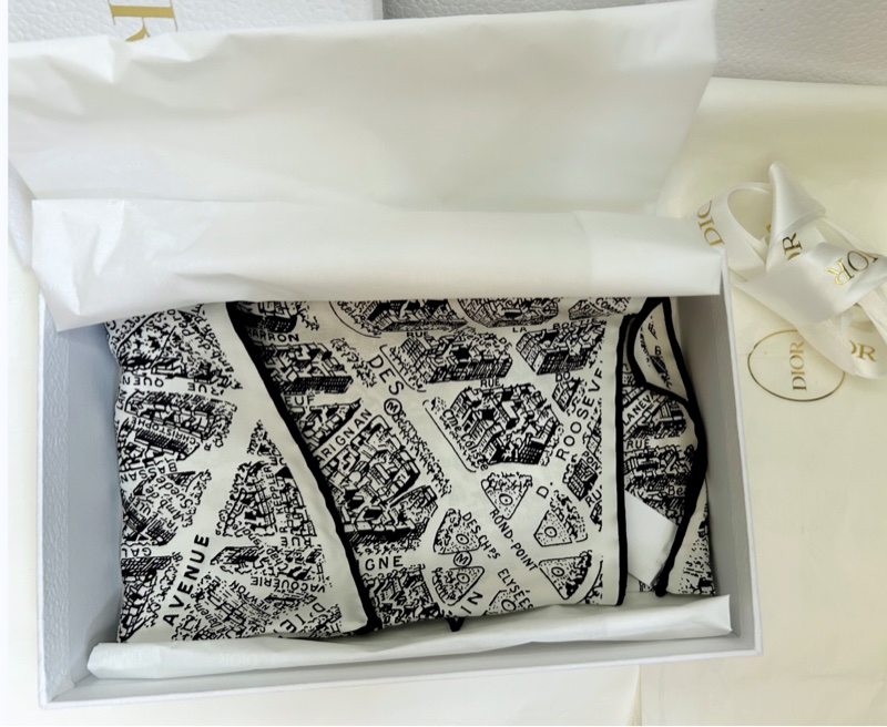 Dior(經典Plan de Paris 印花圖騰）菱形絲巾👩🏻‍🦰雙面黑白絲綢斜紋布設計，點綴Dior顯得優雅時尚-1