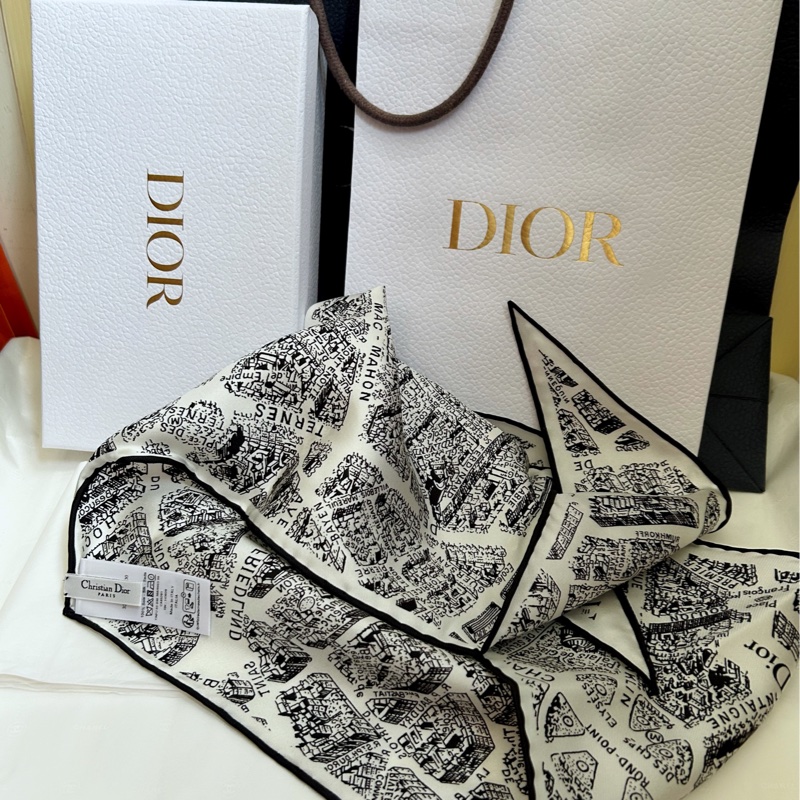 Dior(經典Plan de Paris 印花圖騰）菱形絲巾👩🏻‍🦰雙面黑白絲綢斜紋布設計，點綴Dior顯得優雅時尚-2