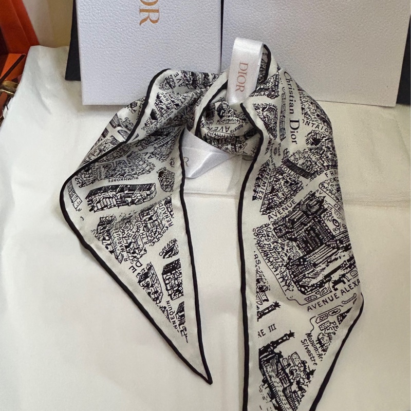 Dior(經典Plan de Paris 印花圖騰）菱形絲巾👩🏻‍🦰雙面黑白絲綢斜紋布設計，點綴Dior顯得優雅時尚-3