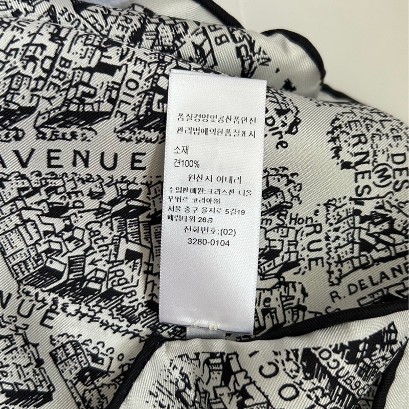 Dior(經典Plan de Paris 印花圖騰）菱形絲巾👩🏻‍🦰雙面黑白絲綢斜紋布設計，點綴Dior顯得優雅時尚-5