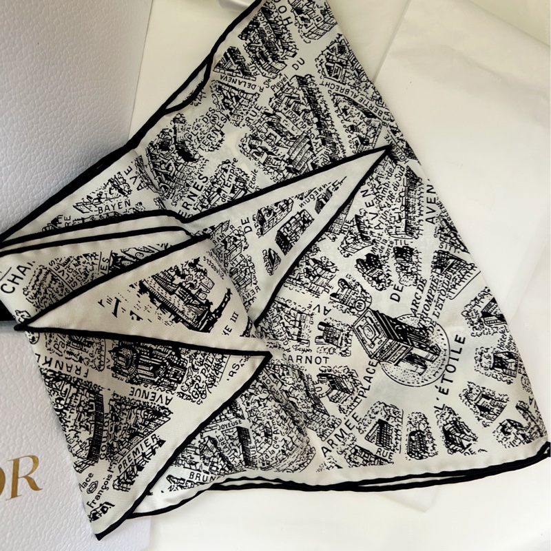 Dior(經典Plan de Paris 印花圖騰）菱形絲巾👩🏻‍🦰雙面黑白絲綢斜紋布設計，點綴Dior顯得優雅時尚-6