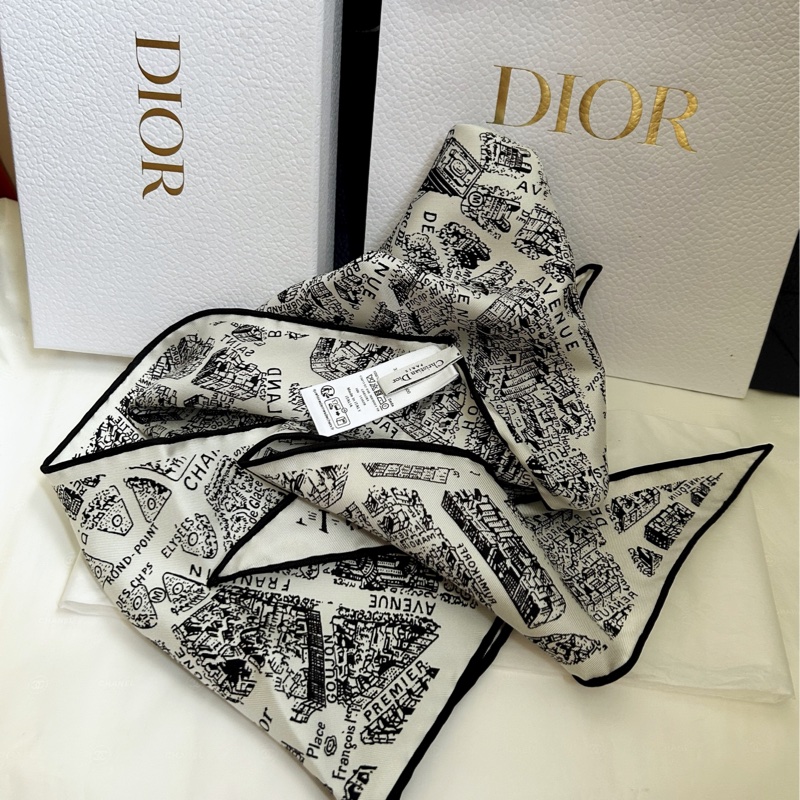 Dior(經典Plan de Paris 印花圖騰）菱形絲巾👩🏻‍🦰雙面黑白絲綢斜紋布設計，點綴Dior顯得優雅時尚-7