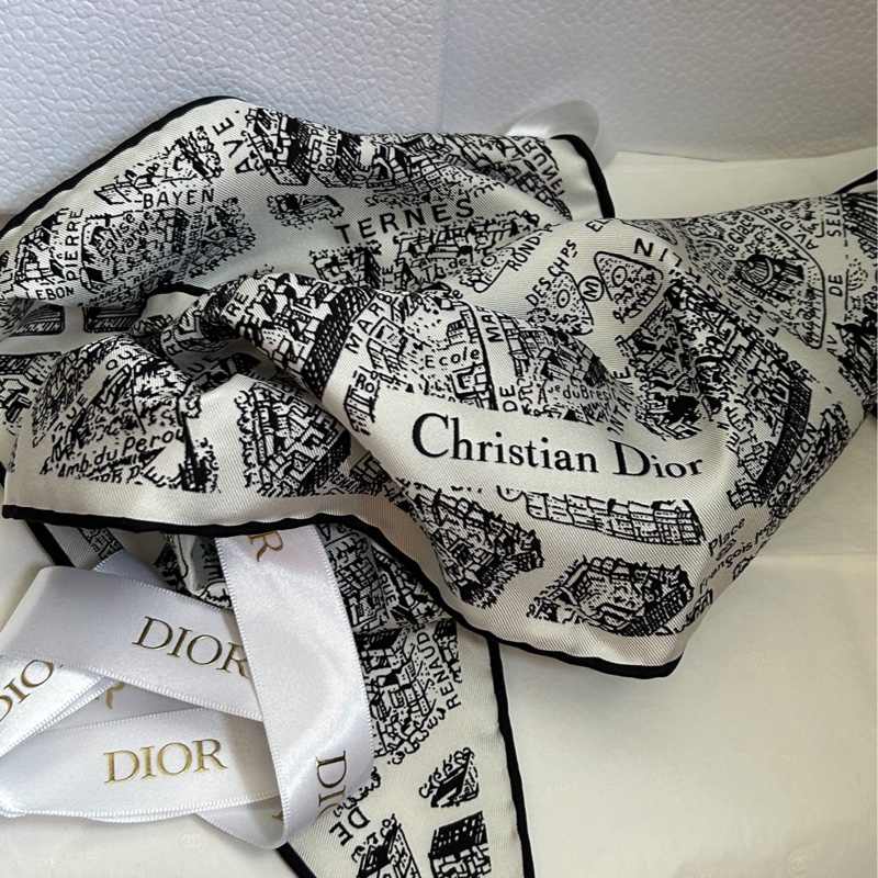 Dior(經典Plan de Paris 印花圖騰）菱形絲巾👩🏻‍🦰雙面黑白絲綢斜紋布設計，點綴Dior顯得優雅時尚-12