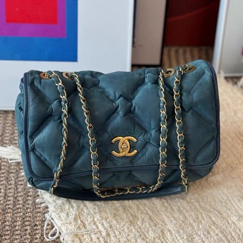 Chanel • 墨藍色珠光牛皮泡芙機場包 金釦 附子袋