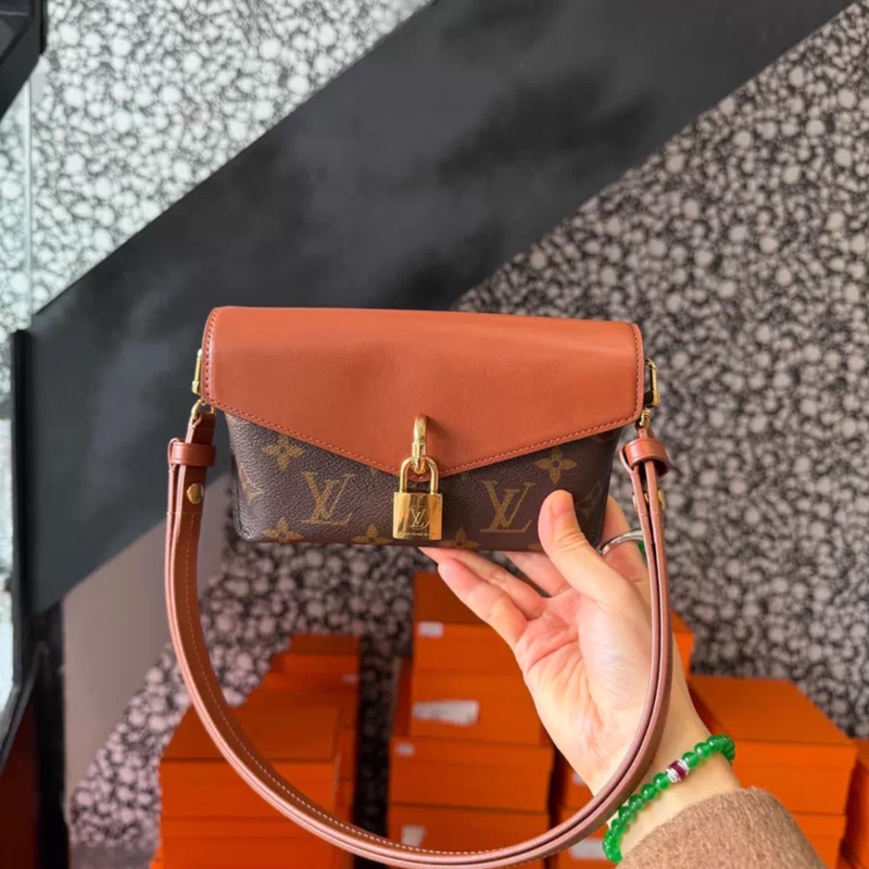 Lv 鏈條鎖頭包 焦糖色-0
