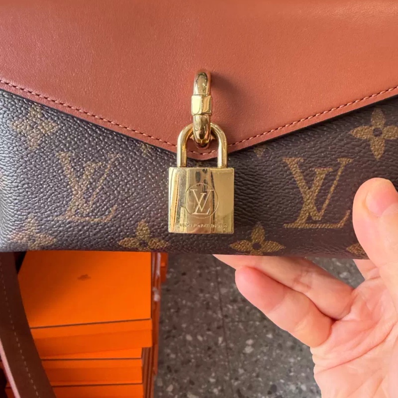 Lv 鏈條鎖頭包 焦糖色-1