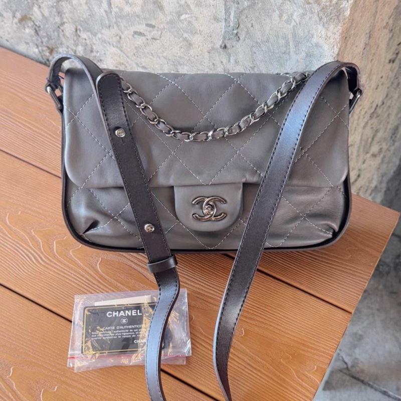 Chanel •  稀有Cf 外縫線大象灰牛皮銀釦寬肩帶機場包 2 Ways-0