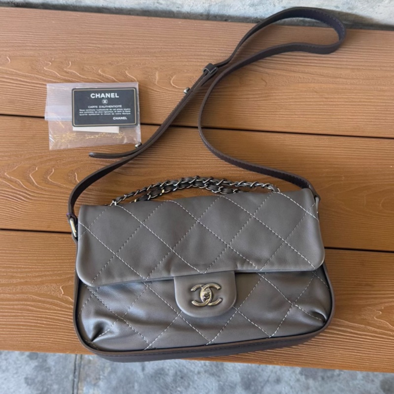 Chanel •  稀有Cf 外縫線大象灰牛皮銀釦寬肩帶機場包 2 Ways-1