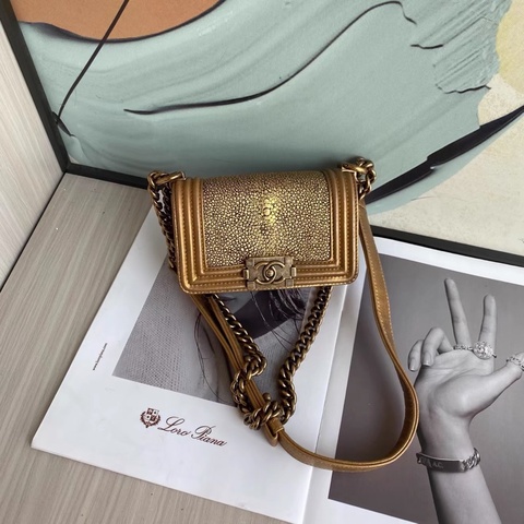 Chanel • Le Boy Mini 金色金釦珍珠魚皮
