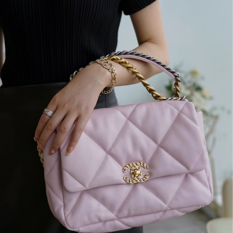 Chanel • 19 Bag 櫻花粉羊皮 金釦 中號
