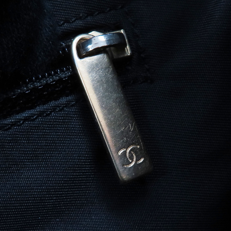 黑色尼龍 牛皮 New Travel Line 肩背包 無卡 金扣 背帶老化【CHANEL 香奈兒】 A20457-13