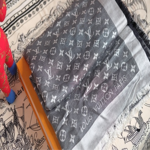 Louis Vuitton 灰黑老花圍巾