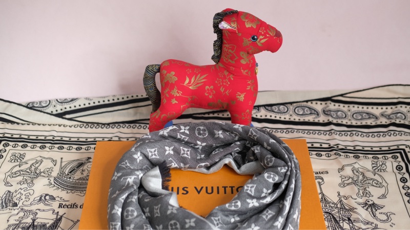 Louis Vuitton 灰黑老花圍巾-1