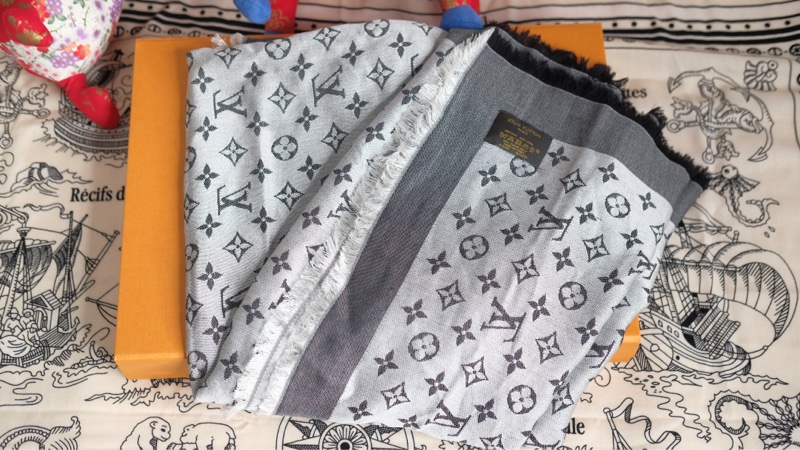 Louis Vuitton 灰黑老花圍巾-7