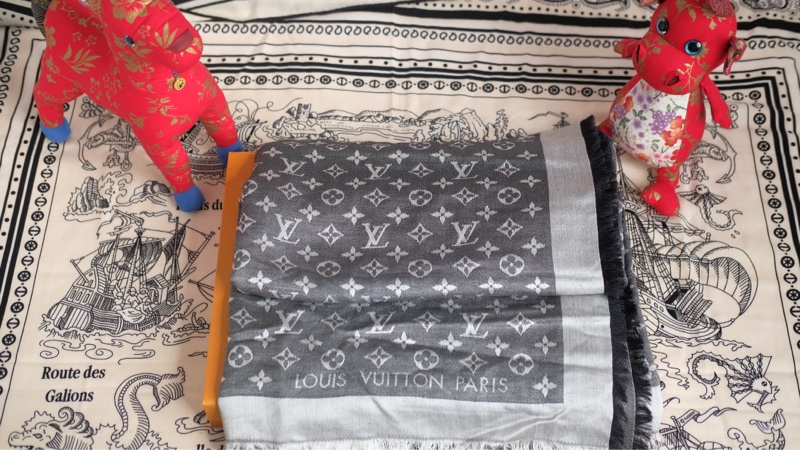 Louis Vuitton 灰黑老花圍巾-11