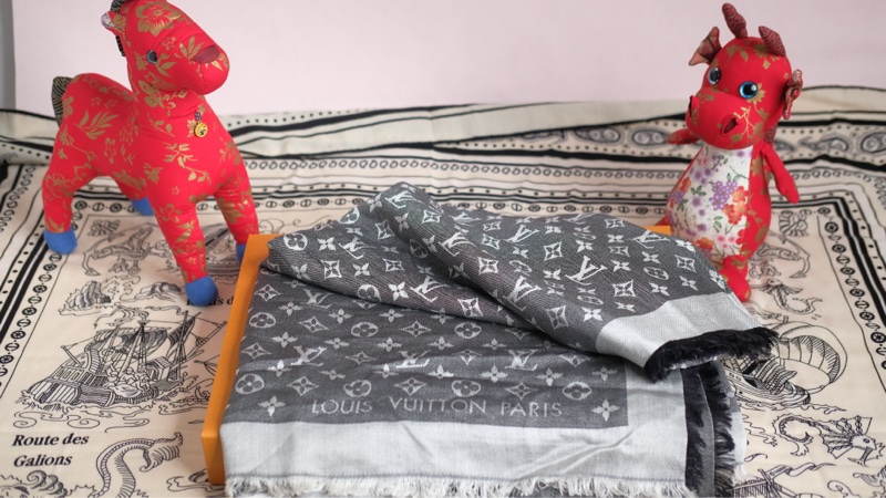 Louis Vuitton 灰黑老花圍巾-12