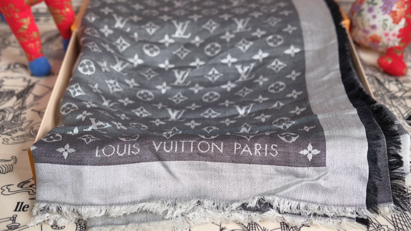 Louis Vuitton 灰黑老花圍巾-13