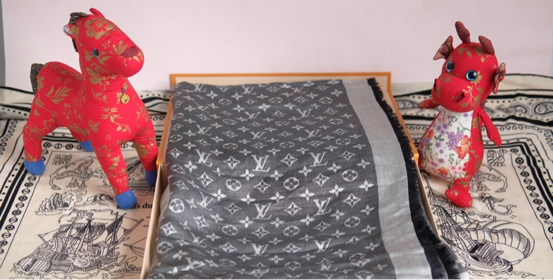 Louis Vuitton 灰黑老花圍巾-14