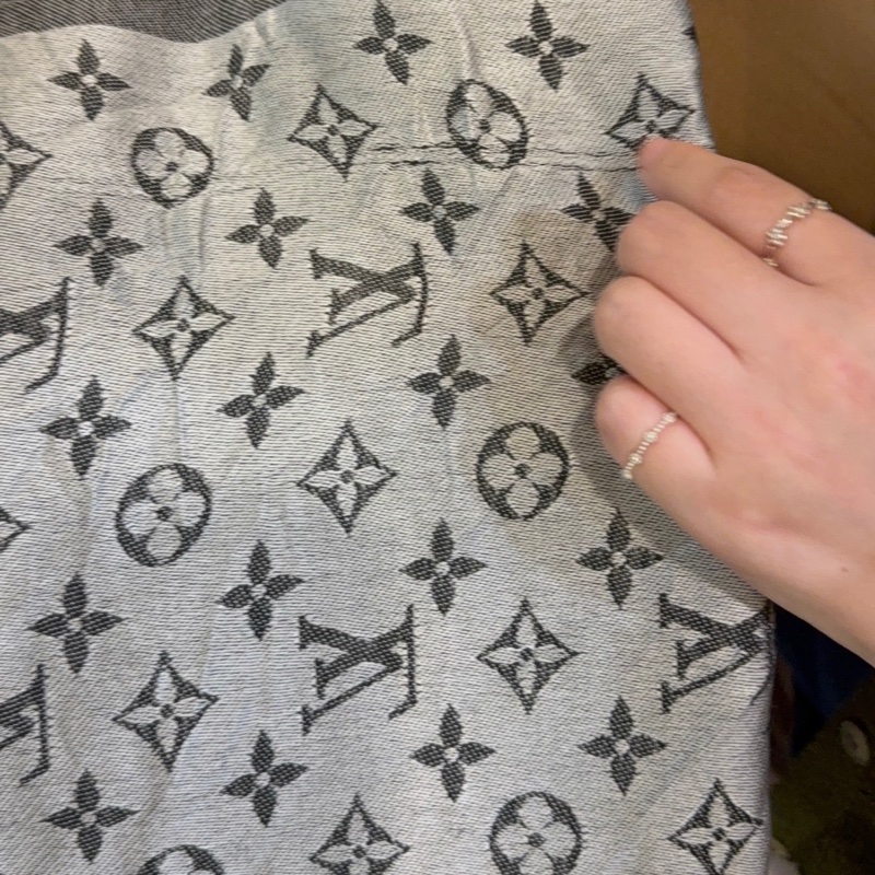 Louis Vuitton 灰黑老花圍巾-15