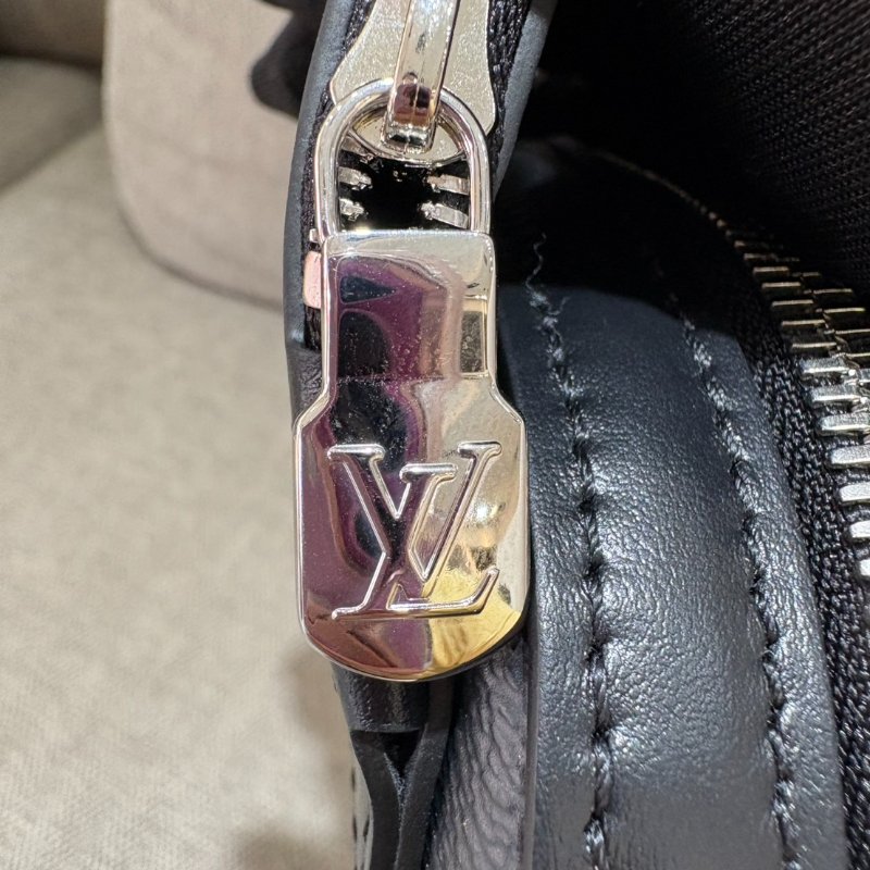 Louis Vuitton 黑花單肩包-11