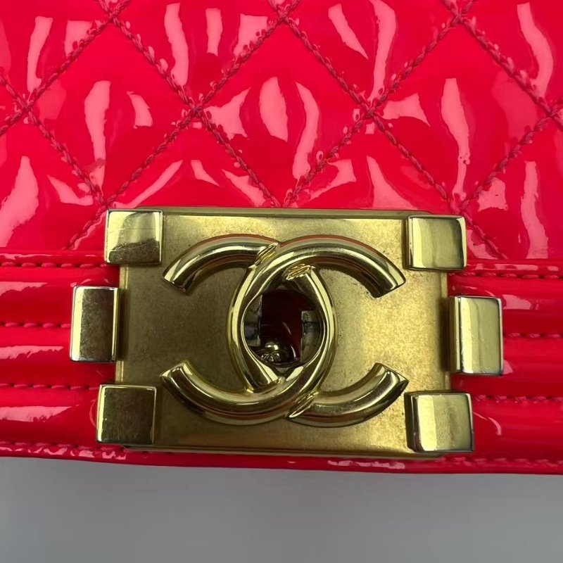 香奈兒 Le Boy 小型紅色漆皮單肩包-14