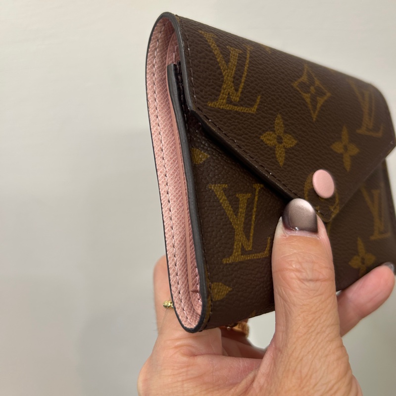 LV 原花粉釦victorine 三折短夾-2