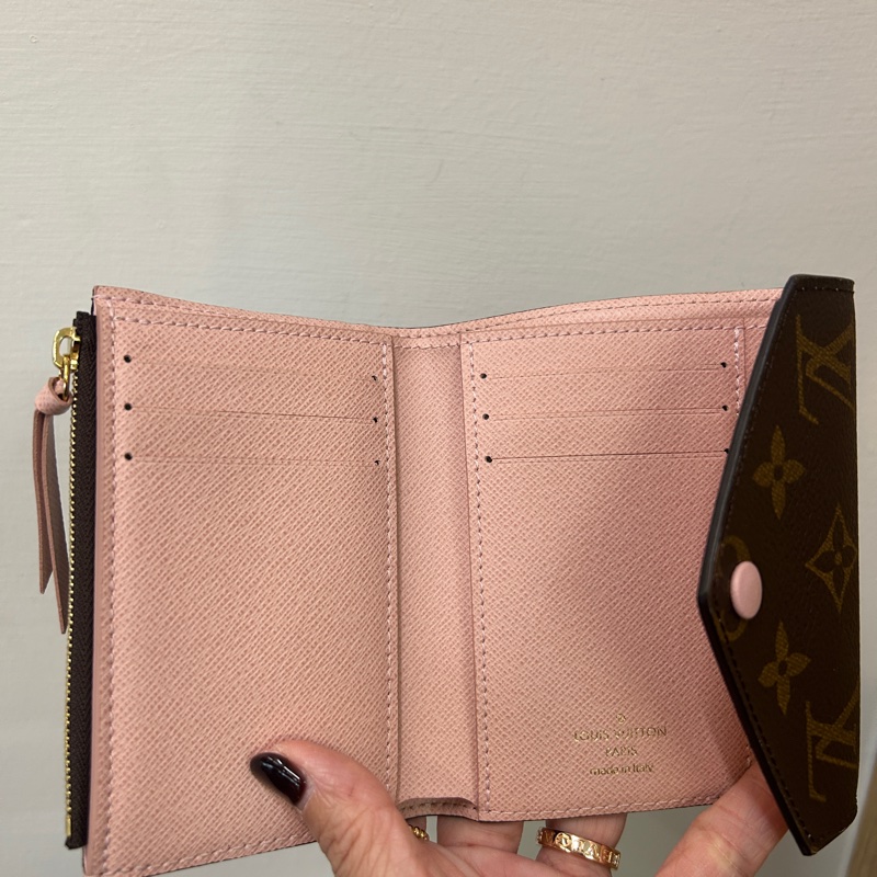 LV 原花粉釦victorine 三折短夾-4