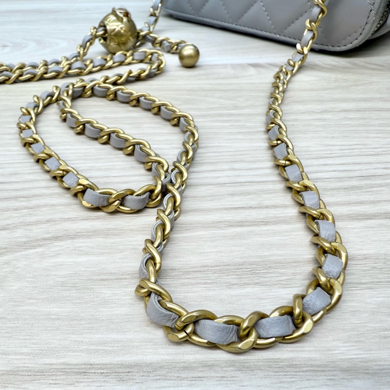 CHANEL灰色羊皮金球調節釦長盒子AP2303-10