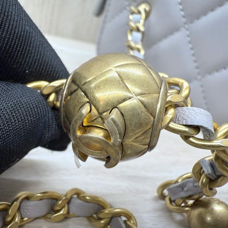CHANEL灰色羊皮金球調節釦長盒子AP2303-13