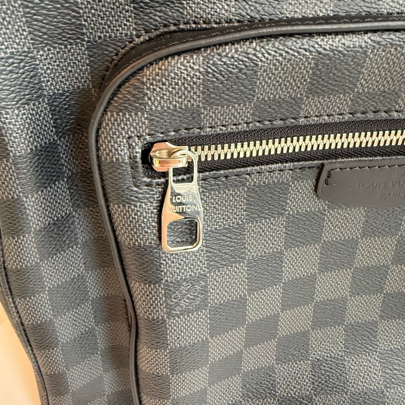 lv黑色棋盤後背包-1